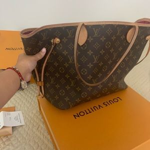 Louis Vuitton mongram MM pivone interior